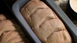 mientras se calienta el horno, y ponemos la cocina en orden, la masa vuelve a hincharse en los moldes