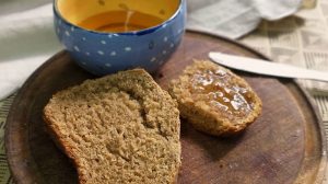 pan integral casero, recién horneado y con miel, riquísimo!