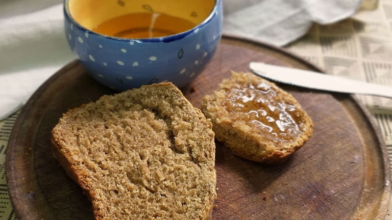 pan integral casero, recién horneado y con miel, riquísimo!