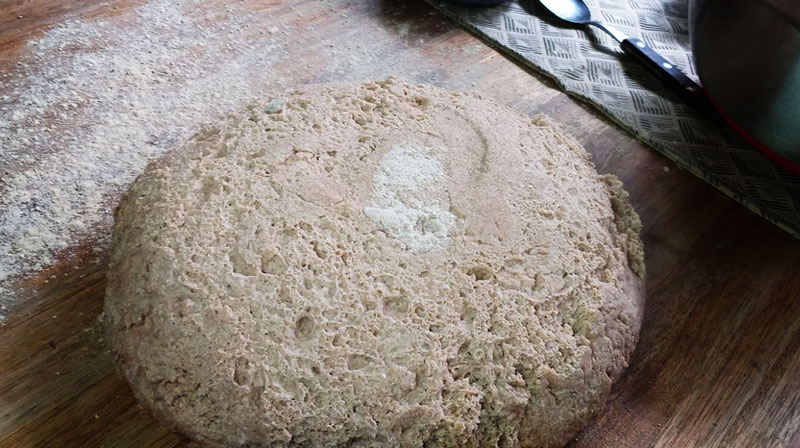 al volcar la masa se ve el leudado de la masa