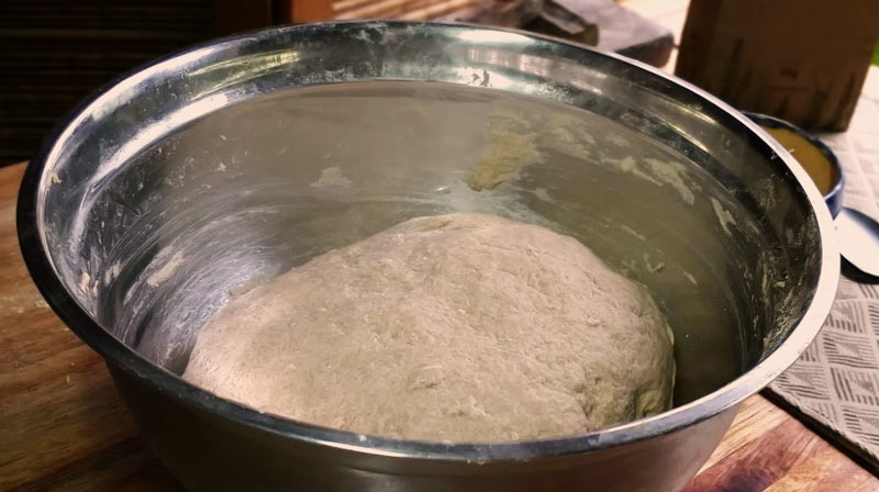 volcamos la masa y se tapa de igual manera para un segundo leudado de 1 hora